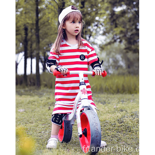 voiture à deux roues de course de vélo d&#39;équilibre pour enfants sans pédale